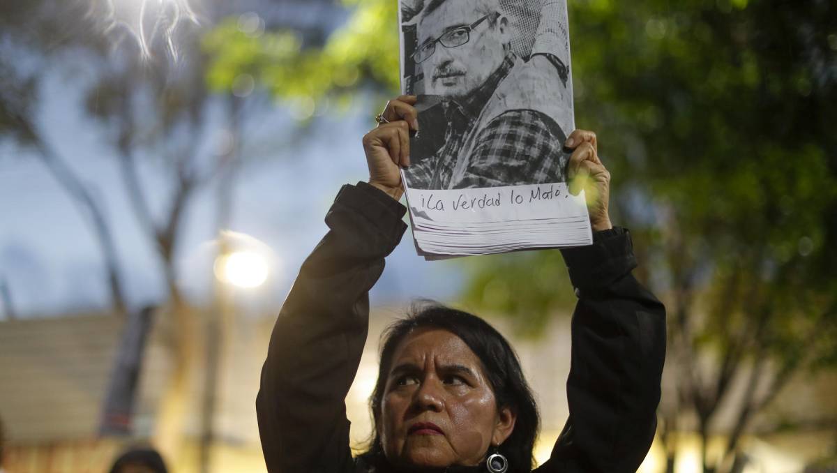 Periodistas se manifiestan por Luis Martín Sánchez frente a la Secretaría de Gobernación. (EFE).