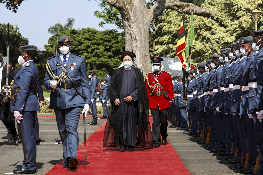 El presidente iraní Ebrahim Raisi llega al palacio presidencial de Uganda, en Entebbe