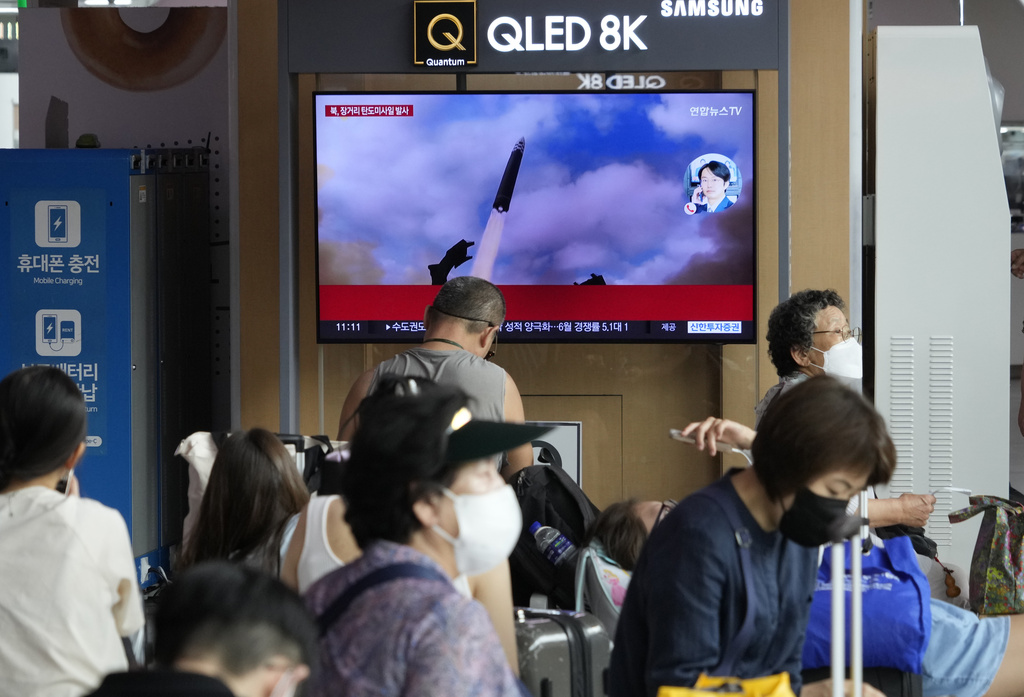 Una televisión muestra una imagen de un lanzamiento de misil de Corea | AP
