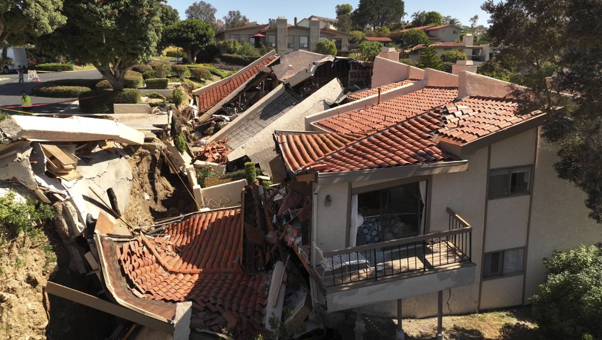 Al menos una docena de casas fueron afectadas. (AP).