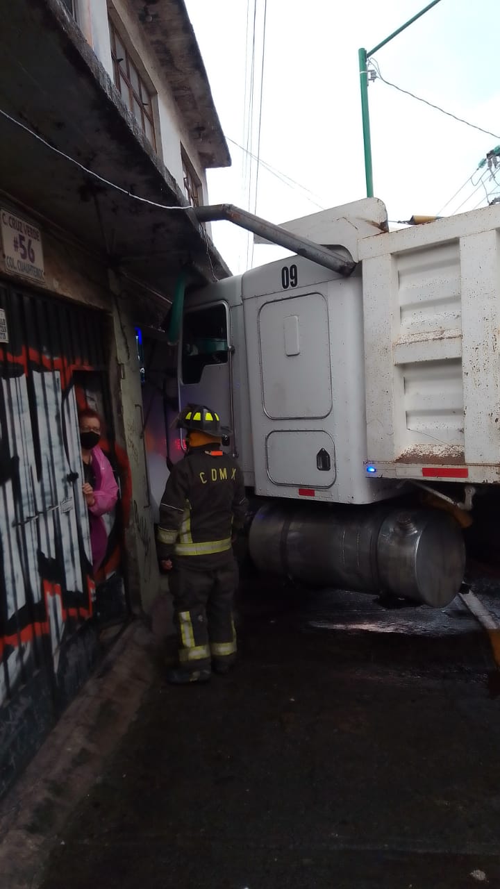 Camión se impacta en local comercial en cdmx