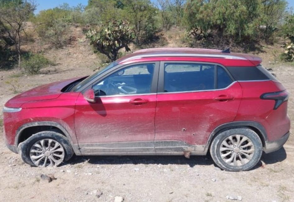 La camioneta presentaba impactos de bala en su costado izquierdo e incluso en el neumático delantero izquierdo (Cortesía)