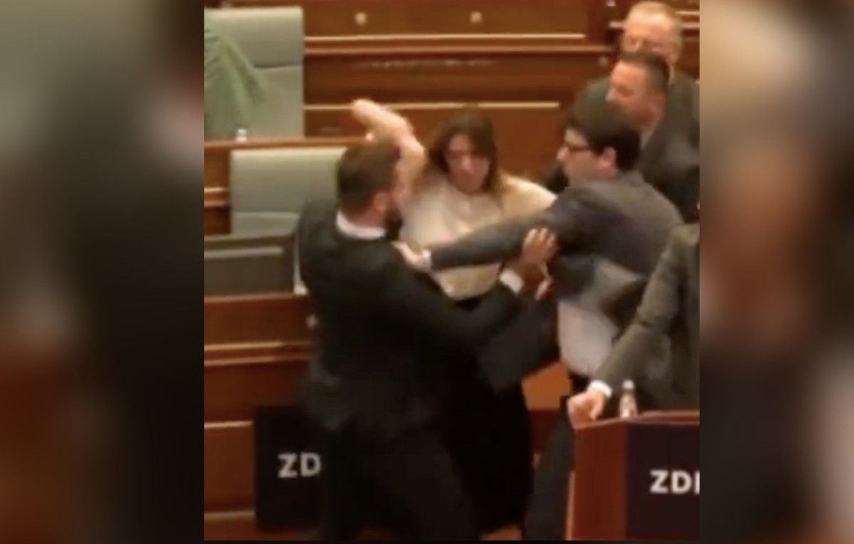 Diputado opositor siendo golpeado por el viceprimer ministro Besnik Bislimi (Twitter)