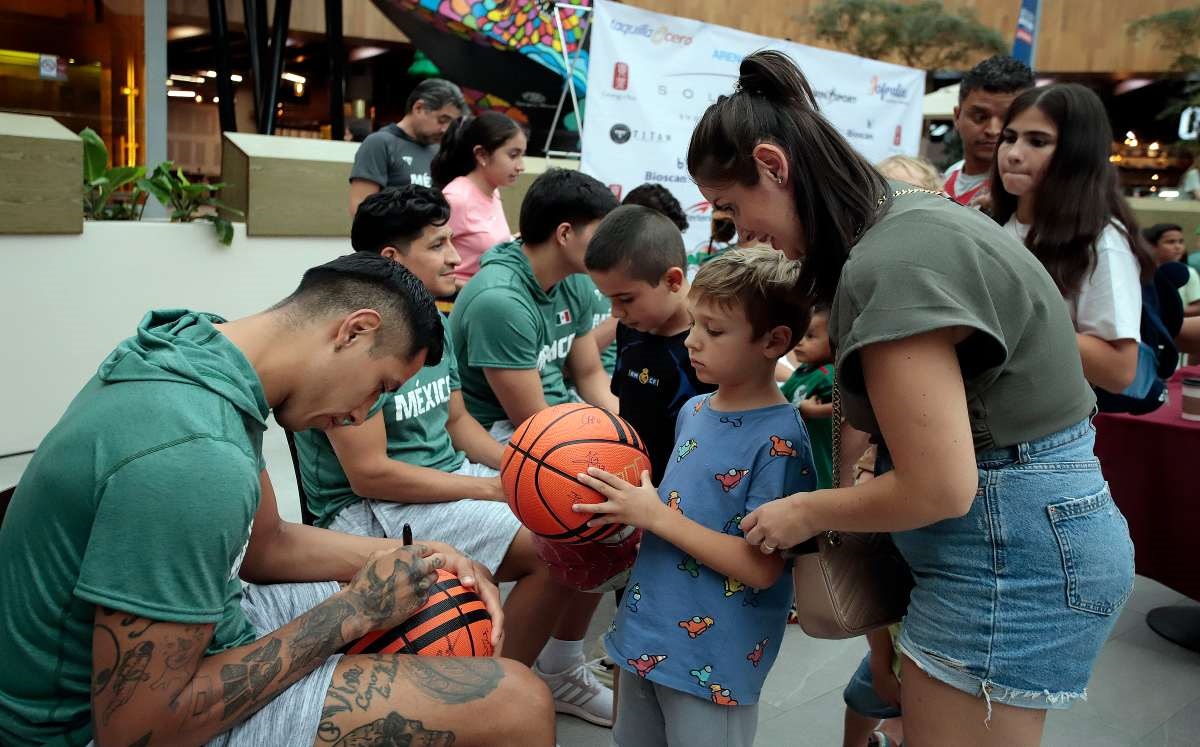 Firma de autógrafos de Selección Mexicana de Baloncesto en Puebla | Agencia Enfoque