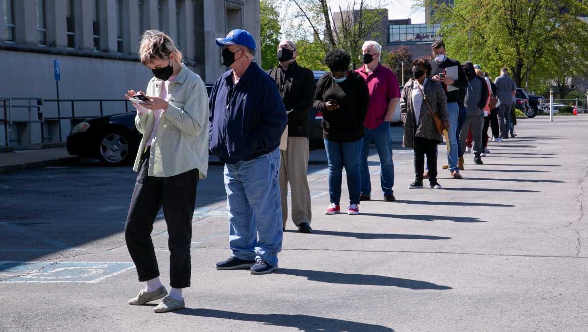 La gente hace fila afuera de un centro de carreras recientemente reabierto para citas en persona en Louisville, EU. Abril de 2021. Foto: (Reuters)