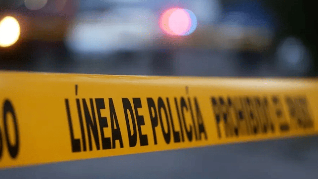 Hombres atacan a policías, se esconden y al detenerlos, hallan fosa clandestina en Michoacán