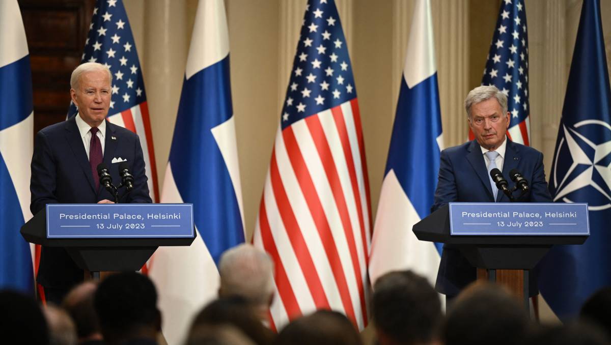 Joe Biden y su homólogo finlandés Sauli Niinisto. (AFP).
