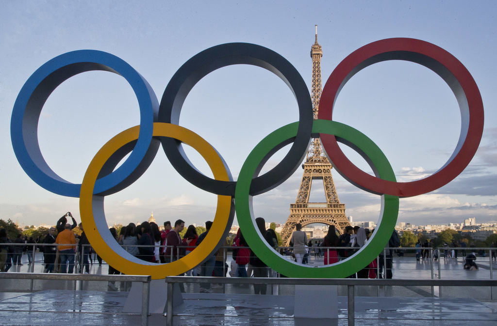 Los aros olímpicos se muestran en París | AP