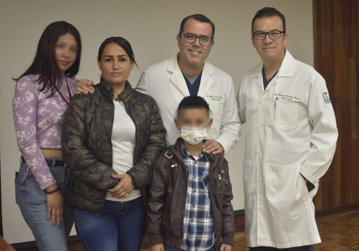 Miguel Ángel García Rodríguez, urólogo pediatra con la familia del menor. (Especial)