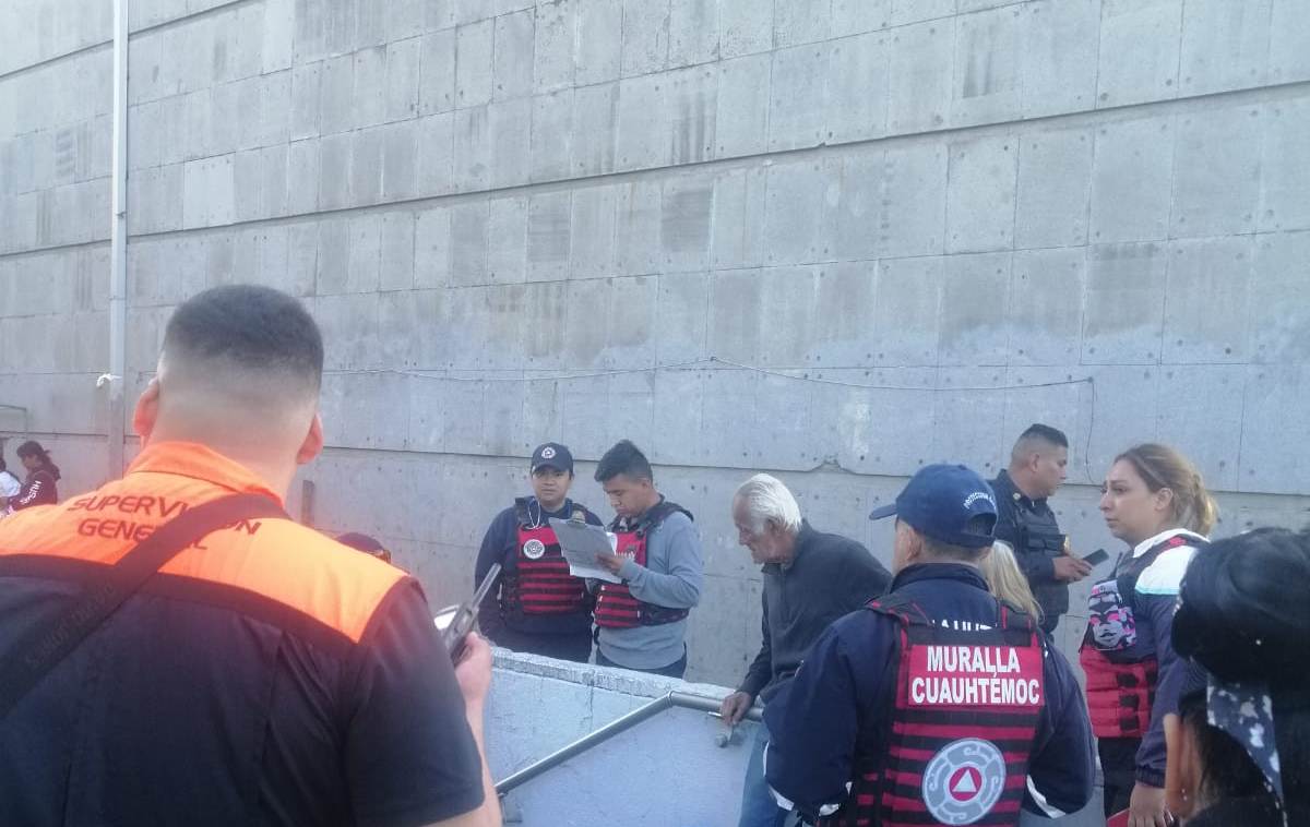 La policía acordonó la zona y servicios de emergencia acudieron al lugar.