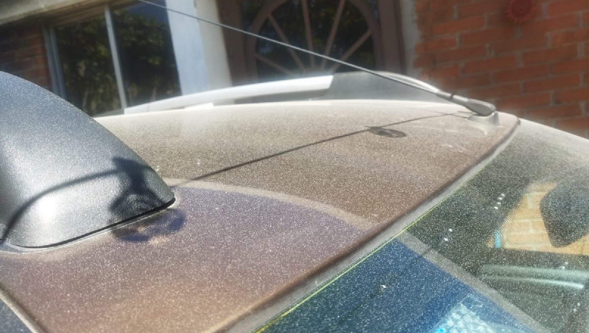 Rastros de ceniza que cayó en automóviles del Edomex (Tania Contreras)