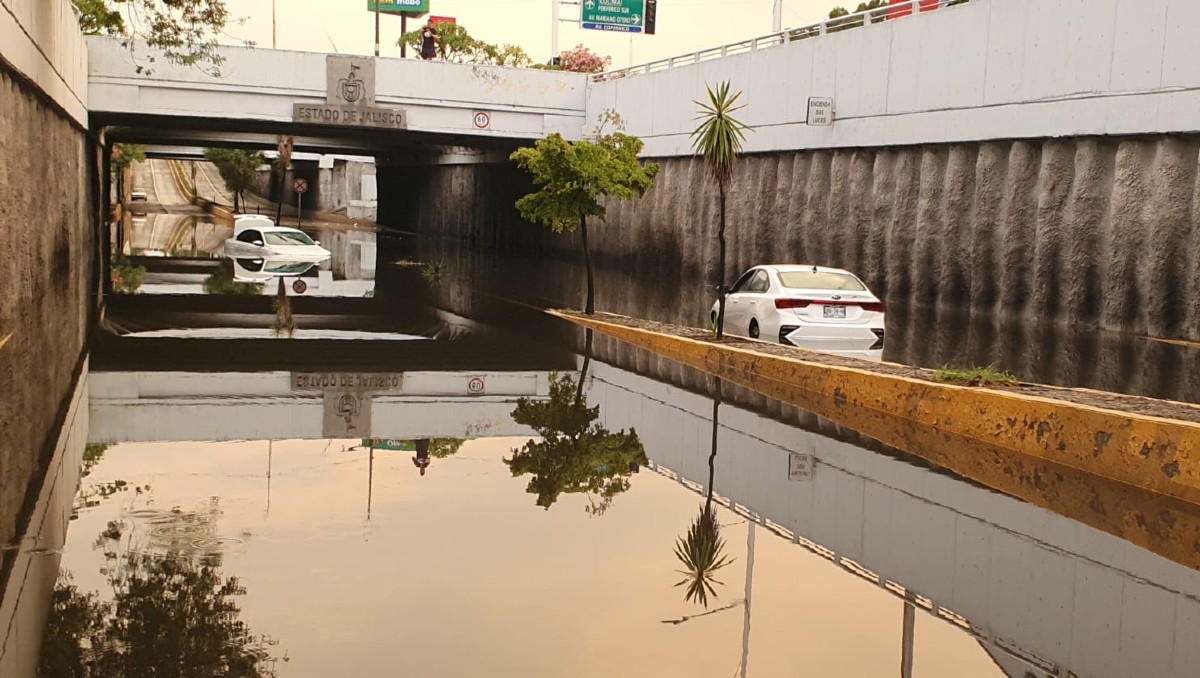 Así se ve la inundación del paso a desnivel de avenida López Mateos en la colonia Las Águilas de Zapopan (Juan Carlos Munguía)
