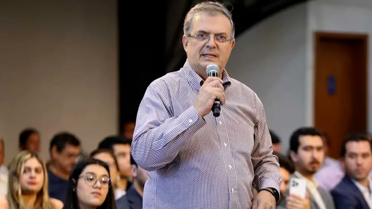 Ex alguacil de Arizona demanda a Marcelo Ebrard, lo señala de difamación