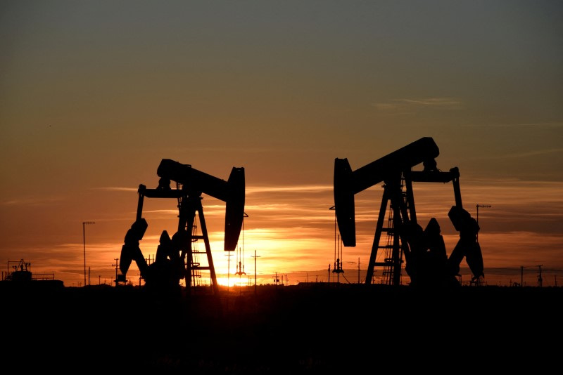 Balancines petroleros operan al atardecer en un campo petrolero en Estados Unidos. | Reuters