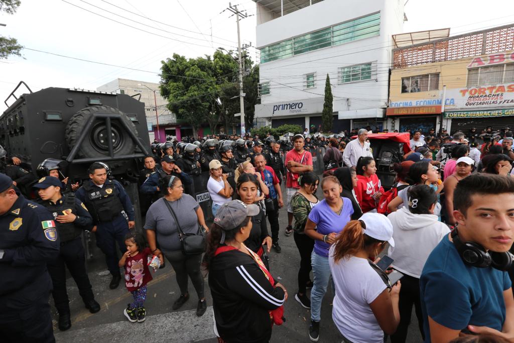 Elementos de la SSC , resguardan inmediaciones del reclusorio Oriente,  después de una riña al interior de los dormitorios 5 y 6. | Jorge Carballo