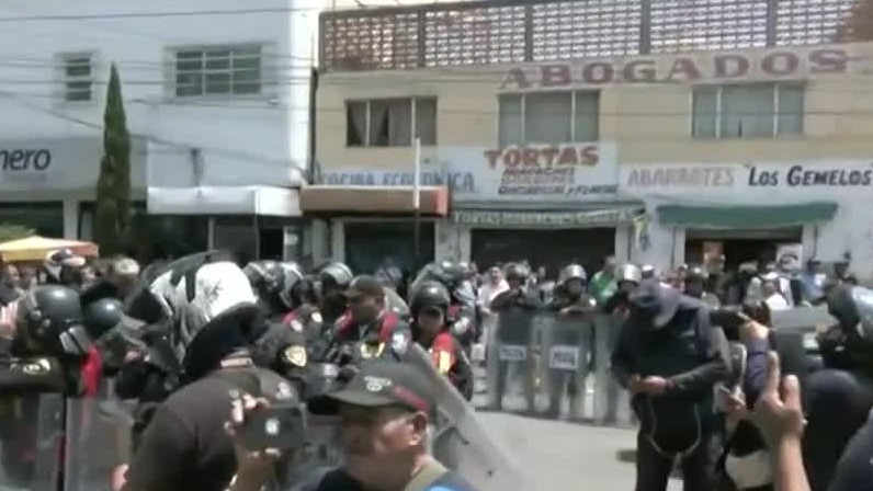 Familiares de presos violentan oficiales del reclusorio Oriente por falta de información de riña