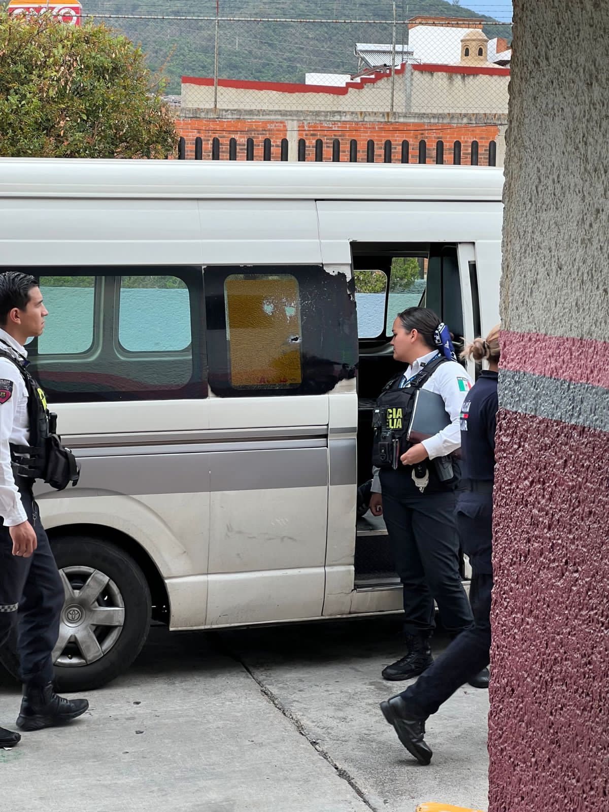 Investigación en curso por tiroteo en camioneta de transporte público cerca de centro comercial.