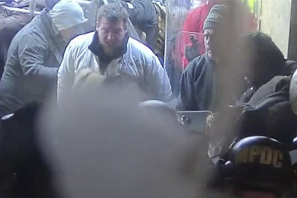 Kyle Fitzsimons aparece cerca de una puerta en el Capitolio, en Washington | AP