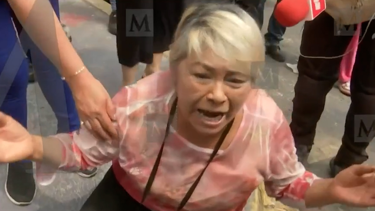 Madre llora desconsolada por su hijo dentro del Reclusorio Oriente