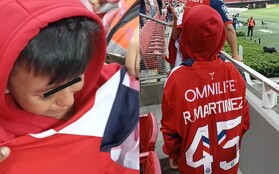 El niño recibió el jersey del joven canterano Raúl Martínez después del partido ante el equipo de los Rayos en el Akron.
