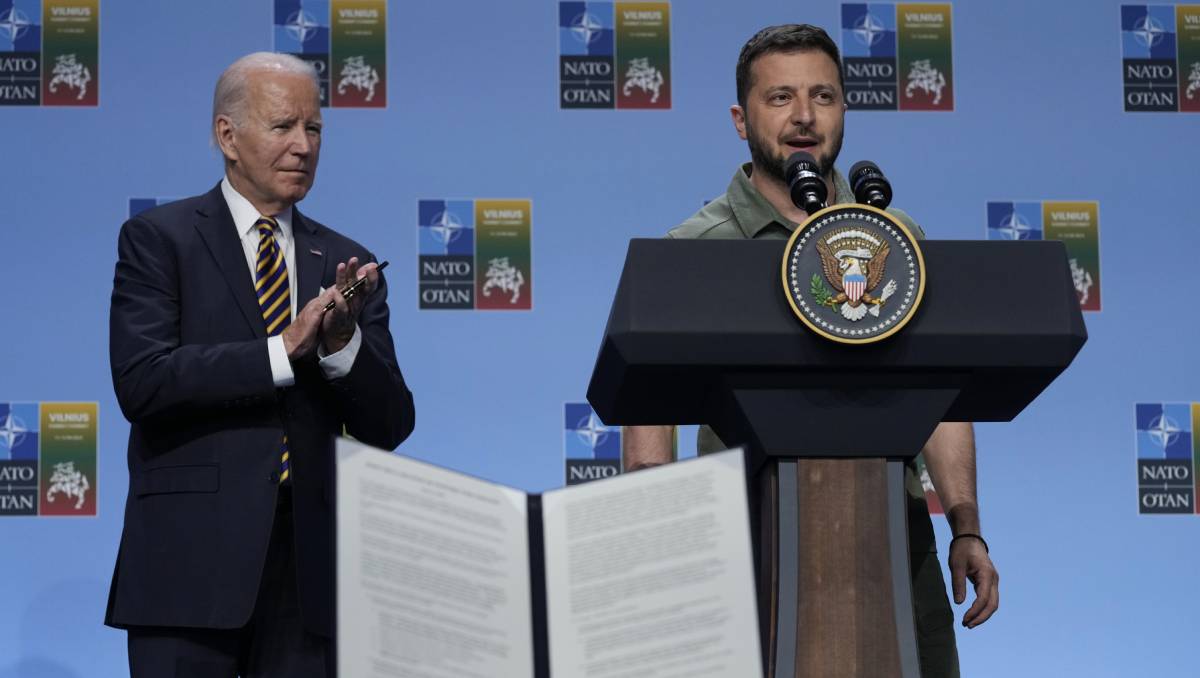 El presidente Joe Biden con su homólogo Volodimir Zelensky en la OTAN. (AP).