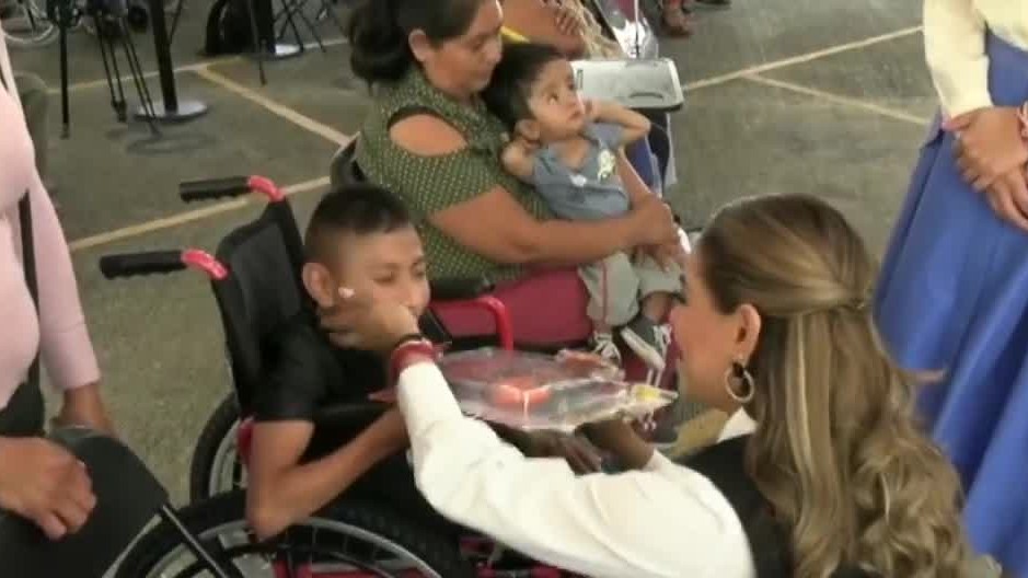 DIF Guerrero entrega aparatos a personas discapacitadas