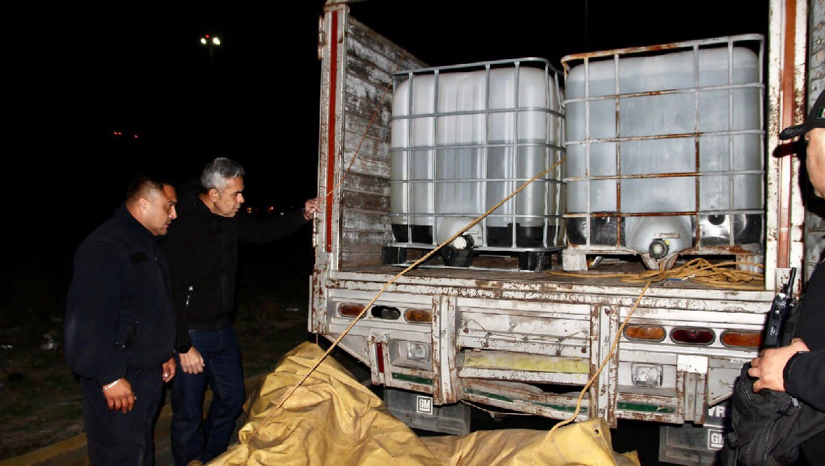Camioneta cargada con 4 mil litros de combustible presuntamente robado (Especial)