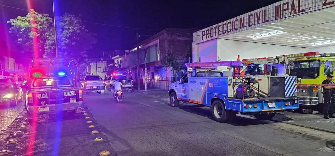 Hombres armados a bordo de una motocicleta atacaron al bombero.