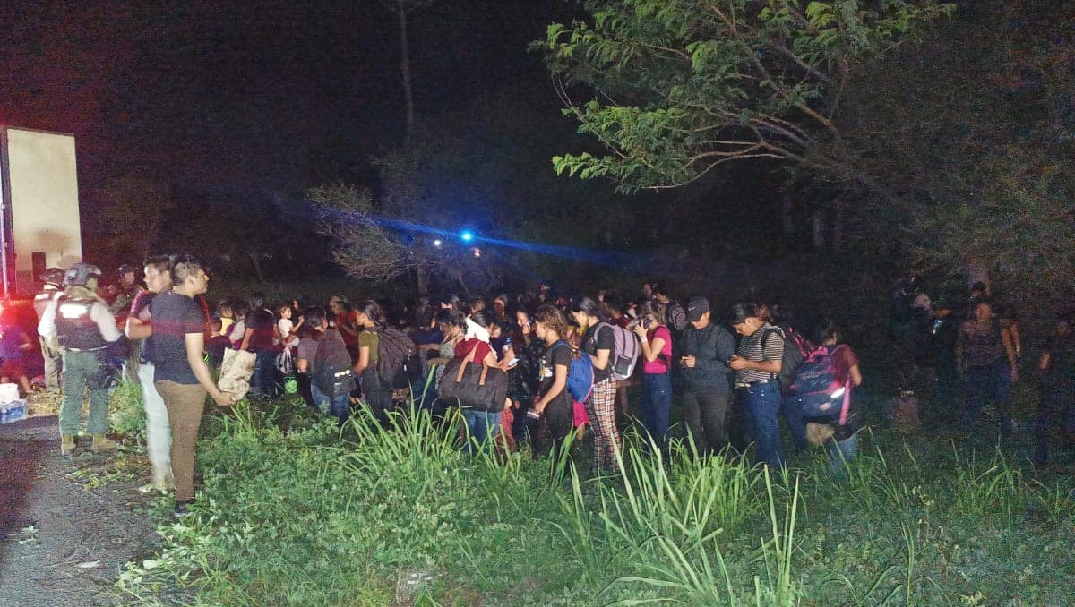 Migrantes fueron abandonados en contenedor de tráiler a pesar de altas temperaturas (Facebook)