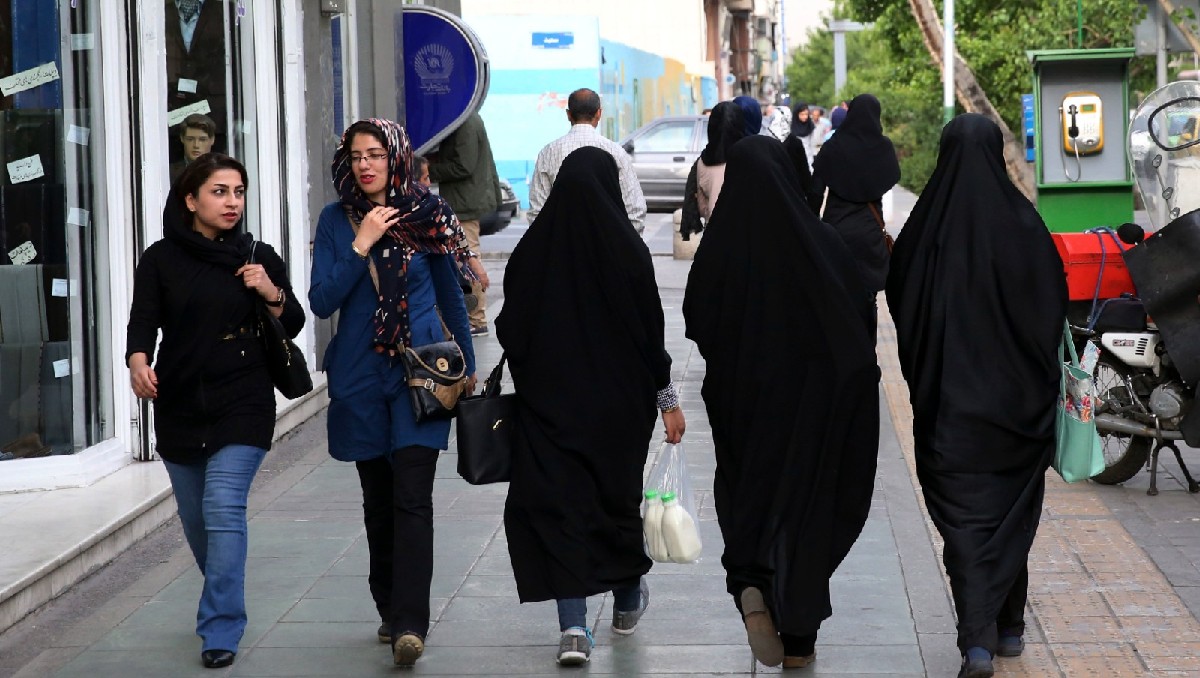 Obligaran a las mujeres a llevar el hiyab en público (Fotografía: AP)
