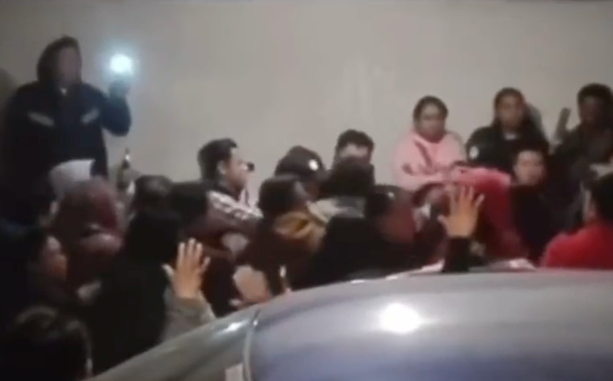 Policías tuvoeron que rescatar al sacerdote San Mateo Atenco de ser linchado. | Especial