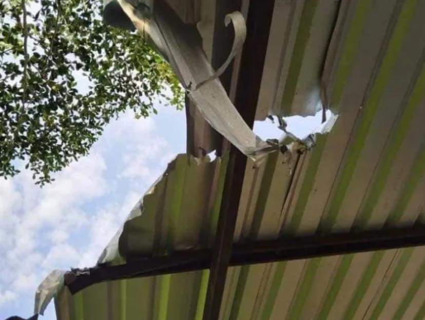 El presunto ataque ocasionó daños al techo de lámina de una vivienda. | Especial
