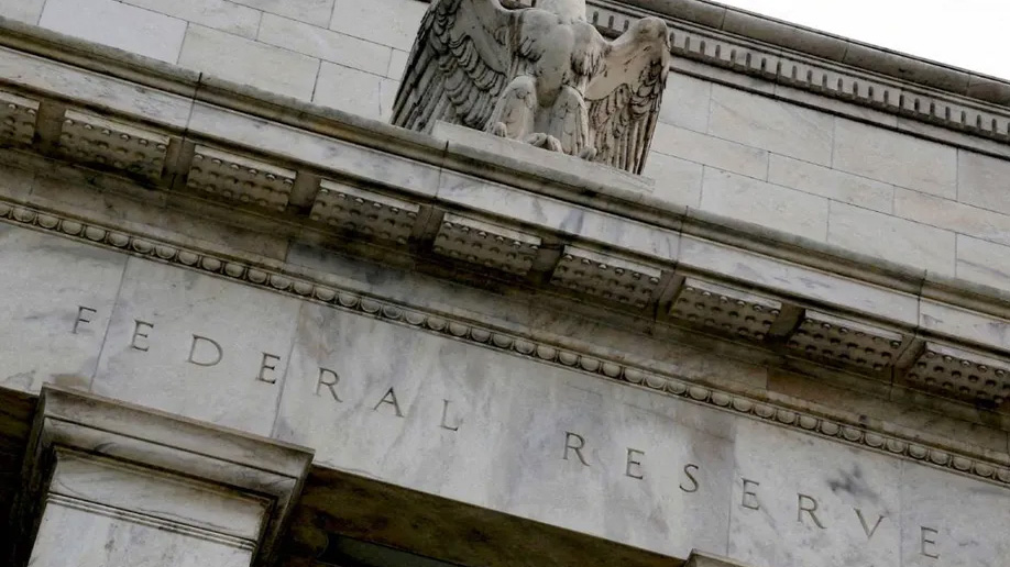 Consideraciones de la Fed sobre una nueva subida de tasas: beneficios y riesgos