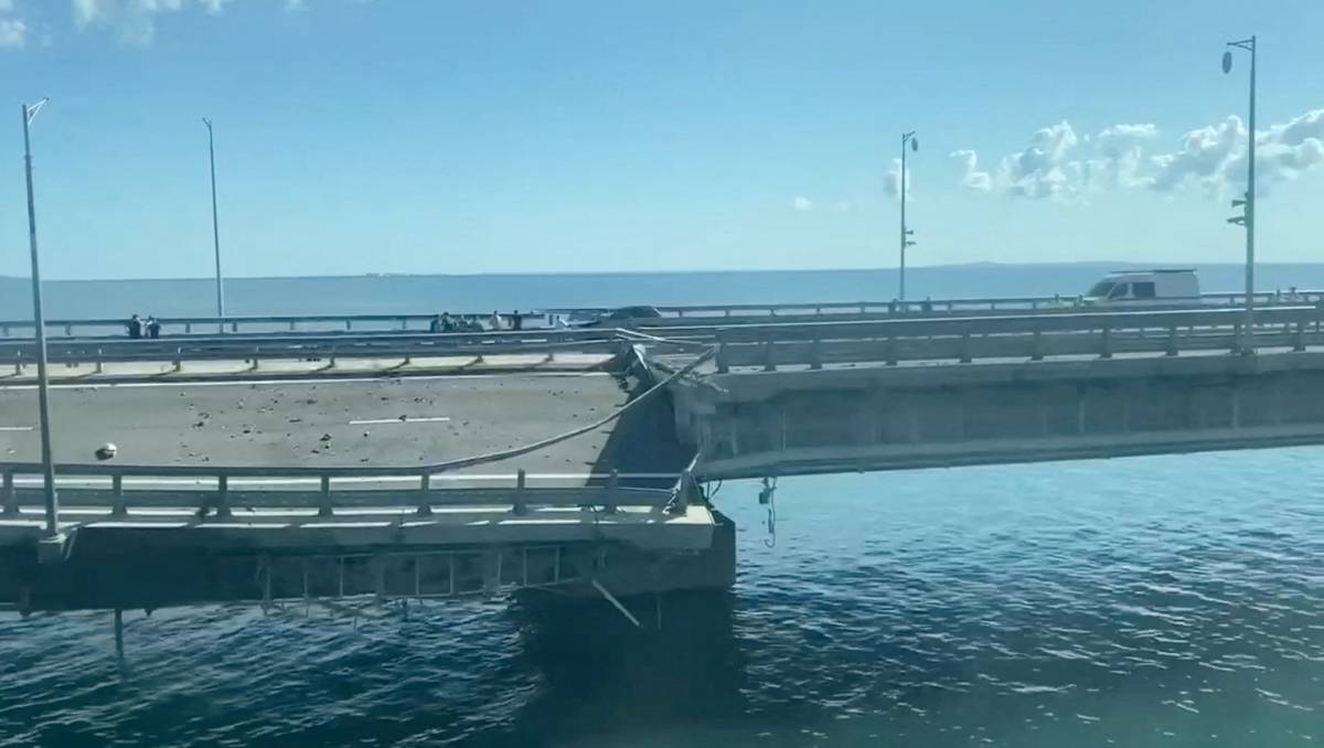 El puente de Crimea fue cerrado unas horas luego de la explosión. (Reuters).