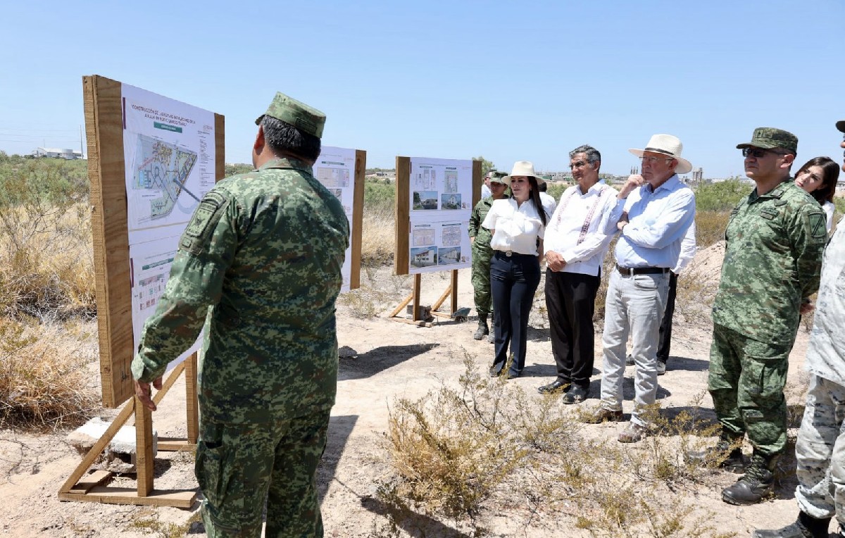 Embajador Ken Salazar inspeccionando la frontera de México y Estados Unidos (Twitter/@USAmbMex)