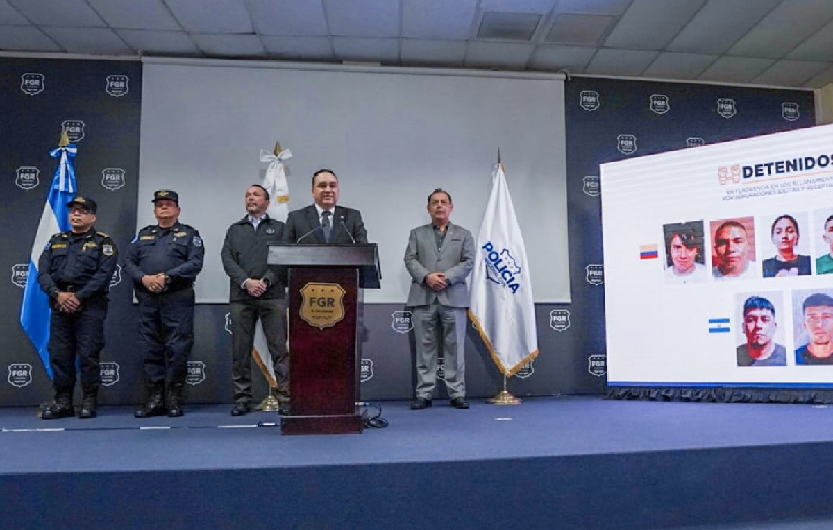 El fiscal general de El salvador, Rodolfo Delgado, informó que 105 detenidos son colombianos (Twitter/@FGR_SV)