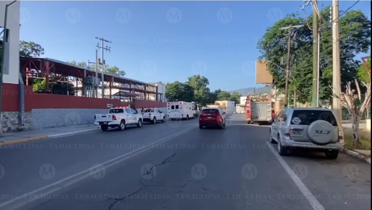 Autoridades atienden reporte de caída de techumbre en Victoria. (Telediario)
