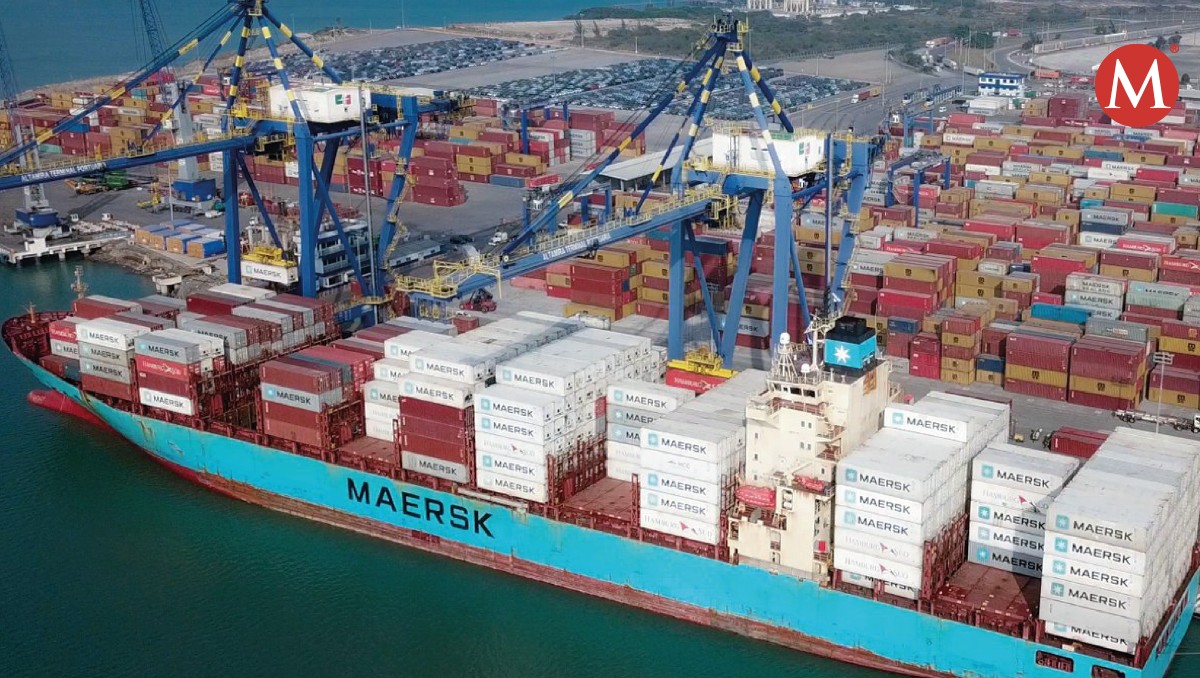 Movimiento de mercancías por el puerto de Altamira.