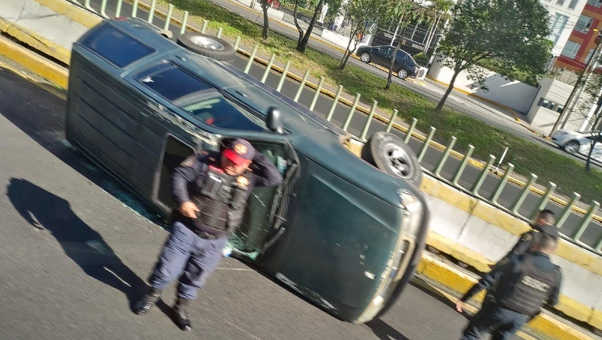 Policías llega al lugar donde ocurrió el accidente (Especial)