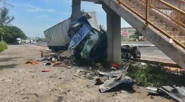 Daños estructurales en puente peatonal tras colisión con tráiler generan cierre prolongado en Veracruz.