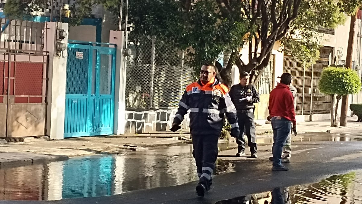 Elemento de Protección Civil en calle donde se registra la fuga en alcaldía Azcapotzalco (Especial)