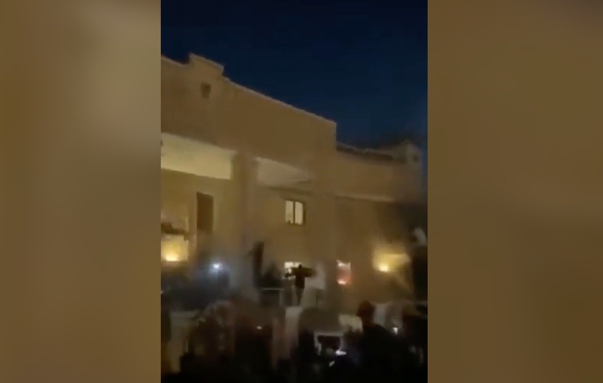 La embajada de Suecia en Bagdad fue quemada por varios manifestantes (Twitter/@spectatorindex)