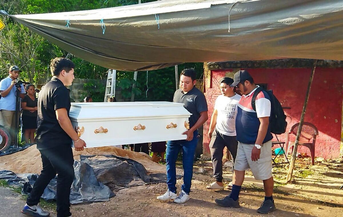 Familiares y amigos de Ainara sepultaron a la menor en Tinum, Yucatán. | Cuartoscuro