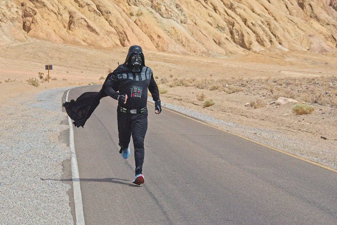 Jon Rice se disfrazó de Darth Vader para enfrentar el calor en El Valle de la Muerte | Laura Rice