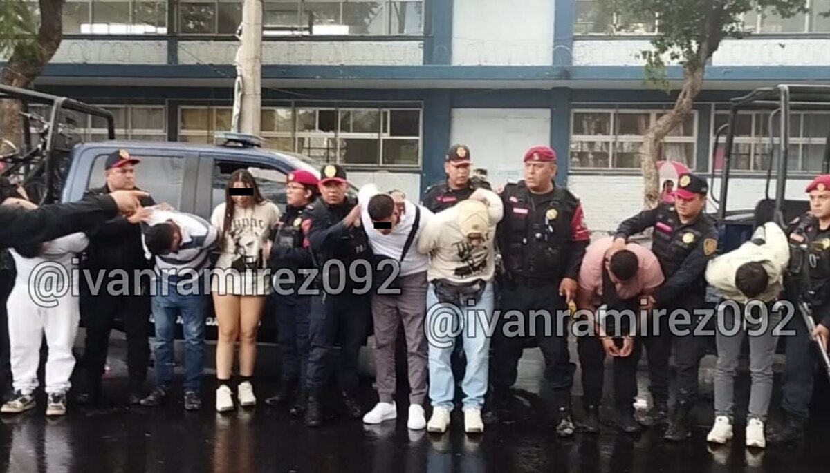 Los detenidos llegaron al local en dos autos y dos motos.