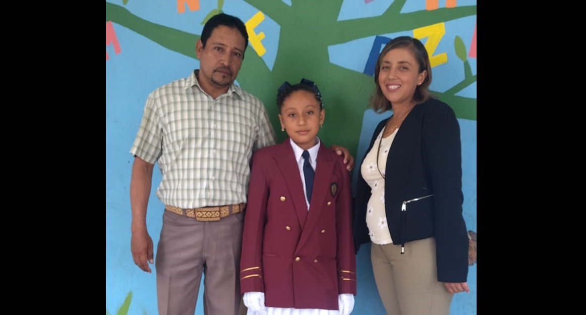 La pequeña de 10 años se graduó de la primaria. (Diana Barajas)