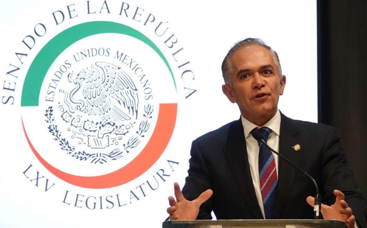 El perredista Miguel Ángel Mancera, durante la entrega de reconocimientos del Senado. | Cuartoscuro