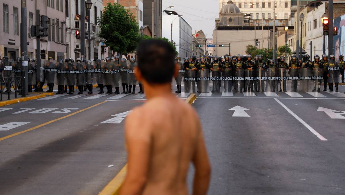 La policía blindó los edificios de gobierno en Perú. (Reuters).