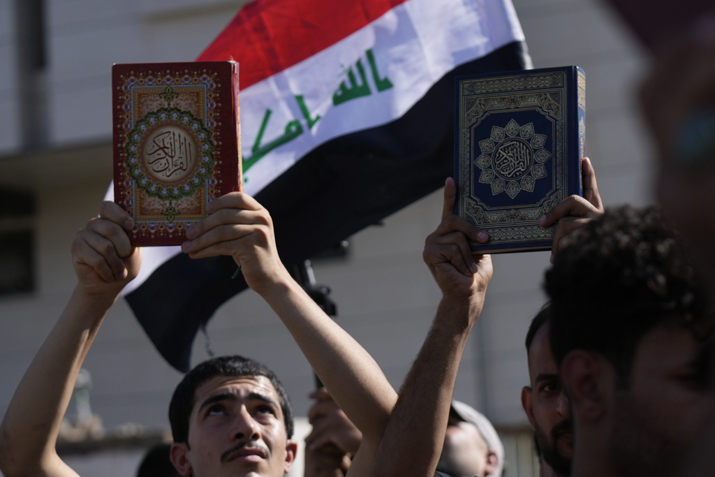 Simpatizantes del sacerdote chií Muqtada al-Sadr levantan el Corán | AP