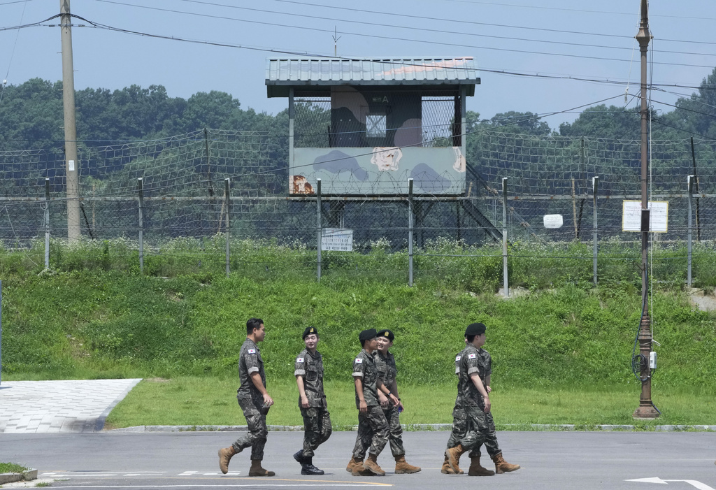Soldados del ejército surcoreano pasan por delante de un puesto de vigilancia militar en el Pabellón Imjingak
